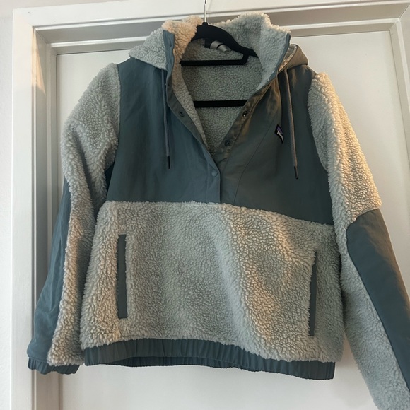 Patagonia Women's Green Hooded Jacket - Picture 3 of 9